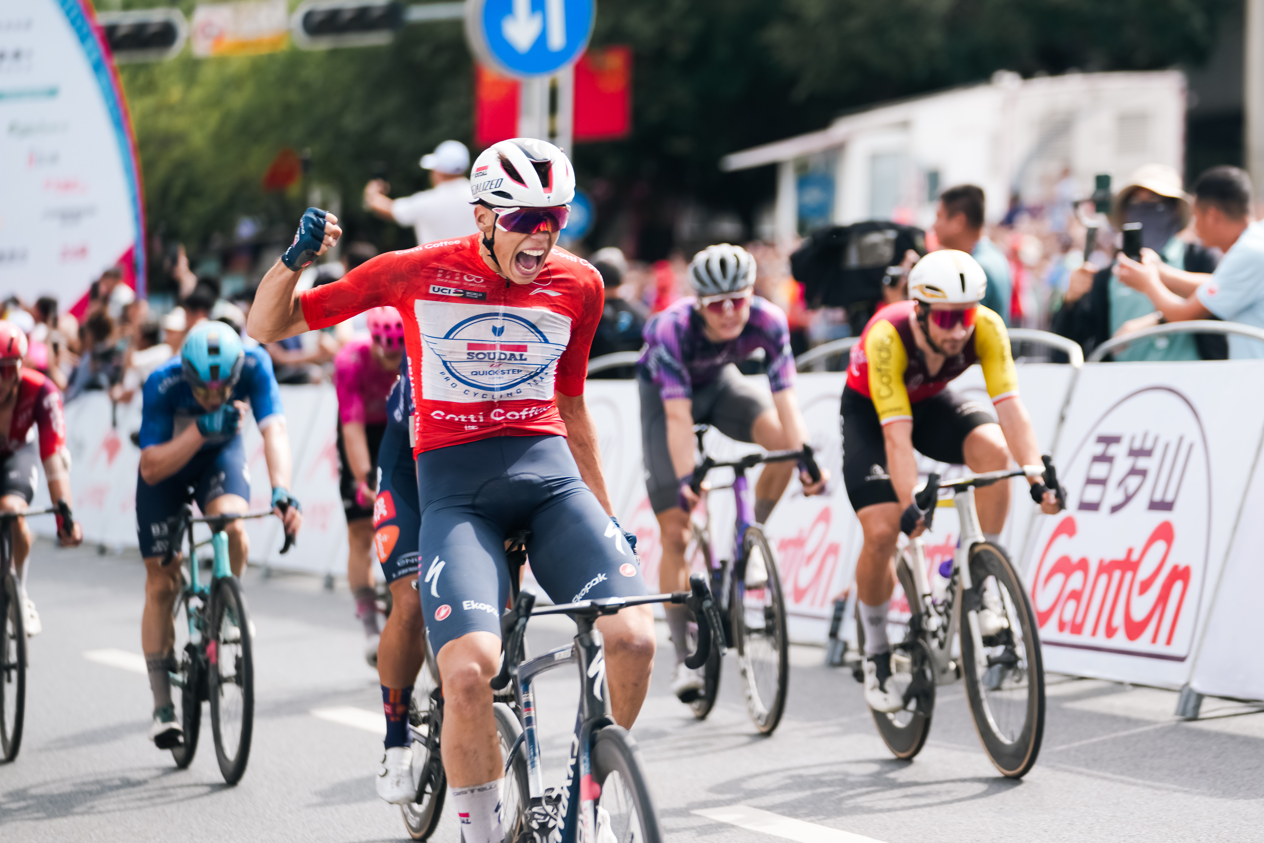         21岁车手马尼耶在靖西冲刺夺冠瞬间
