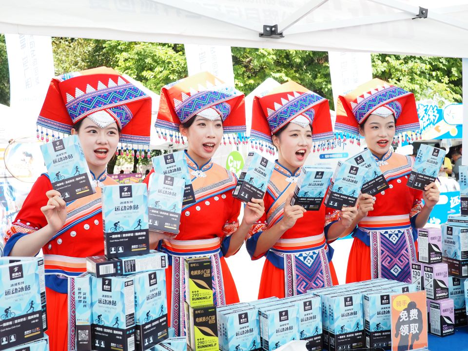         笙命力俘获了大批壮族小姐姐的心
