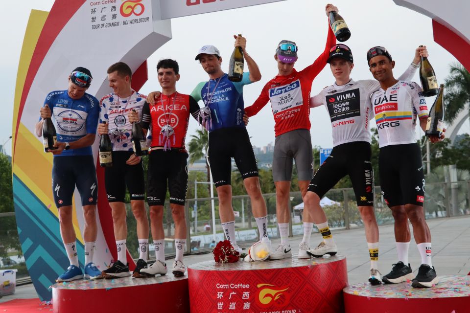         2025环广西世巡赛的获奖车手们
